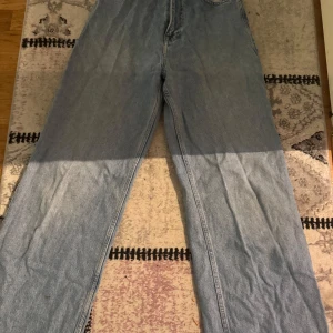 Zara jeans - Ljusblå wide leg jeans från Zara, bra pass form. Populära!