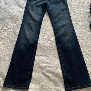 Low rise jeans - Innerbenslängd- 83 Midjemått- 36,5 Den har inget knapp och kommer från märket ”mini bleu”