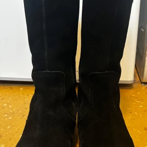 Cavalet Vinterskor - Fodrade stövlar från Cavalet som endast är använda ett fåtal gånger så i jättefint skick! Finns lite mindre tecken på användning vid dragkedjan på insidan av skon annars nästan som nya