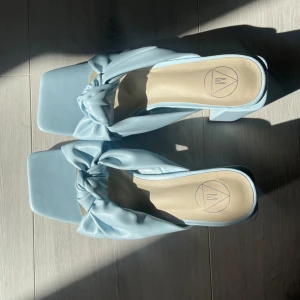 Söta blåa klackar  - Blåa klackar med rosett från Missguided. Väldig snål använd och i mycket bra skick.  (Frakt tillkommer, i andra finns möjlighet att mötas upp i Stockholm)