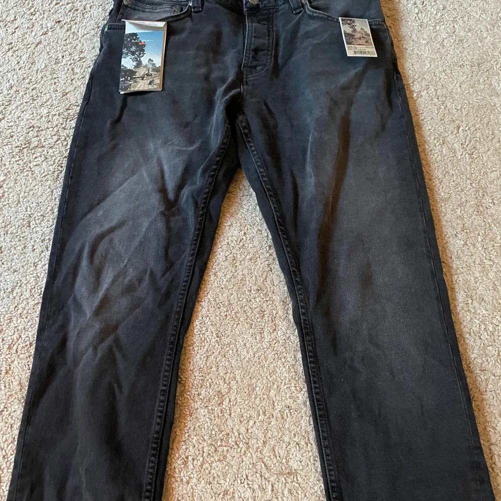 Säljer dessa nudie jeans i modellen ”Grim tim”, skick 10/10 (helt nya). Strl W33 L32  Om du har några frågor är det bara att höra av dig. Mvh, Hjalmar. Jeans & Byxor.