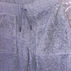 Juicy grå  - Juicy byxor som jag knappt använt i storlek xs men passar S med.