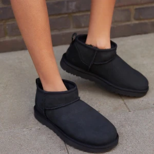 Svarta mini ugg - Sparsamt använda Bra skick  Strl 40