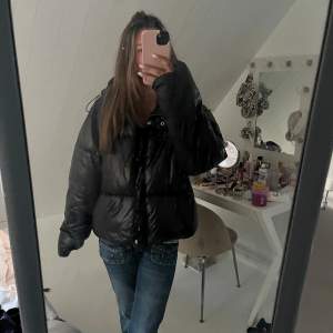 Säljer en skit snygg glansig puffer jacket! 