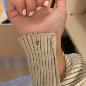 Klänning beshka M  - En beige klänning från beshka i stl M men som även passar L. Säljer pga flytt. Har lite svart stänk av akrylfärg på insidan av armen men inget som syns. Pris kan diskuteras🌸