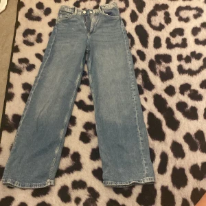 Jeans  - Blåa Wide leg, High Waist jeans, bra skick, använd 2-3 gånger, inte trasig. Pris går att diskutera. 