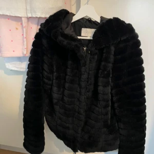 pälsjacka - jätteskön och mysig, den är lite liten för mig därför säljer jag den. köpte nyss av en tjej på plick💗