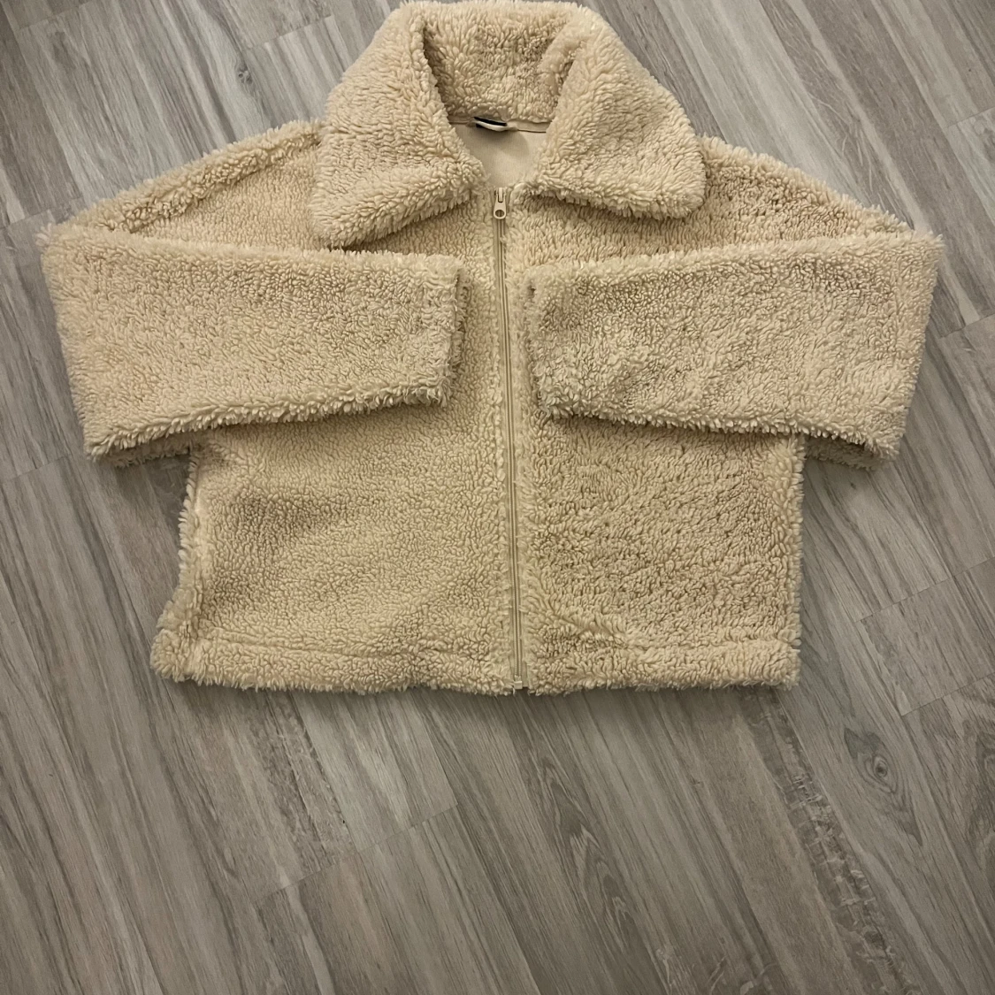 Beige teddyjacka med dragkedja