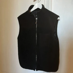 Vero Moda väst  - Mysig väst med fickor, i nyskick. Passar även i S 