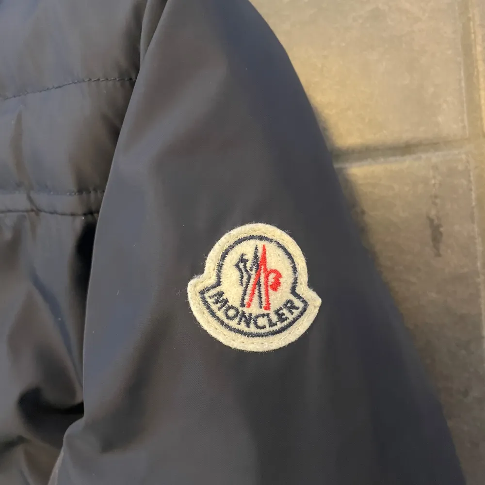  En moncler jacka i storlek 3 m. Skick 10 av 10 använd 3 gånger. Nypris 13 999, köpt ny. Pris är inte hugget i sten. Det går att pruta. Perfekt inför höst och vinter. Steal. Bara att skriva ifall de finns frågor! . Jackor.