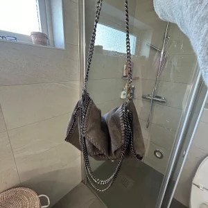 Väska  - Liknar Stella McCartney. Så bra och rymmer mycket 🤗