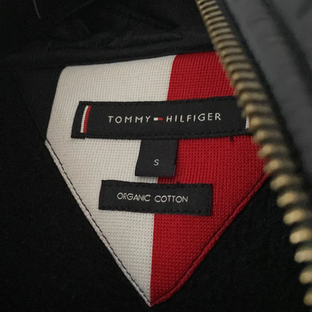 Fet Tommy Hilfiger cardigan, perfekt för hösten! Strl S Hör av er om funderingar🤝. Jackor.