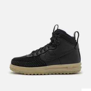 Svarta Nike Air Force boots - Säljer ett par svarta Nike Lunar Force Duckboot  i nyskick. De har en cool design med snörning och en robust sula i beige. Perfekta för höst och vinter med sitt slitstarka skinnmaterial och snygga detaljer. Storlek 45.5