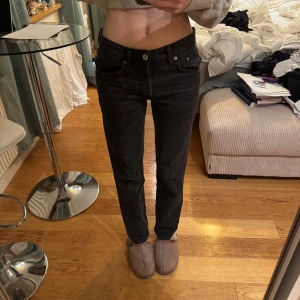 Zara Jeans - Säljer dessa jätte fina Zara jeans då de ej kommer till användning❤️ jag är 178 cm, innerbenslängden är 78 cm