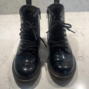 Säljer ett par svarta, blanka Dr Martens AirWait