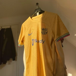 Barcelona Tröja  - Hej! Säljer denna tröjan eftersom den vart lite för tight på mig. 