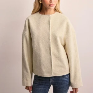 Teddyjacka - Populär teddyjacka i offwhite från Nelly, men slutsåld på hemsidan. Dolda knappar på insidan jackan, samt fickor på sidorna. Köptes för 799kr.  Nyskick men prislapp saknas, använd en gång. Säljer då den ej kommer till användning🤍