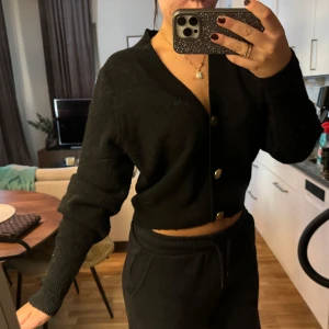 Stickad kofta - Från hm storlek L, men är liten i storlek. 50kr