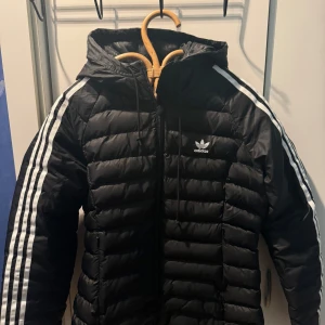 Adidas vinter/höst jacka  - Använd 1 vinter fint skick 