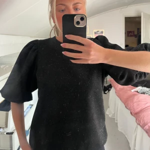Glittrig topp  - Glittrig tröja från Kappahl, använd en gång!💕