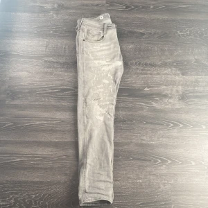 Replay Anbass - Feta jeans med slitningar, passar till allt, skick 10/10, pris ej hugget i sten!😆
