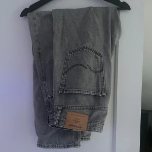 Jeans - Sköna Jack and Jones jeans. Säljer då dem inte passar längre storlek 32/32. Nypris 600 mitt pris 230.