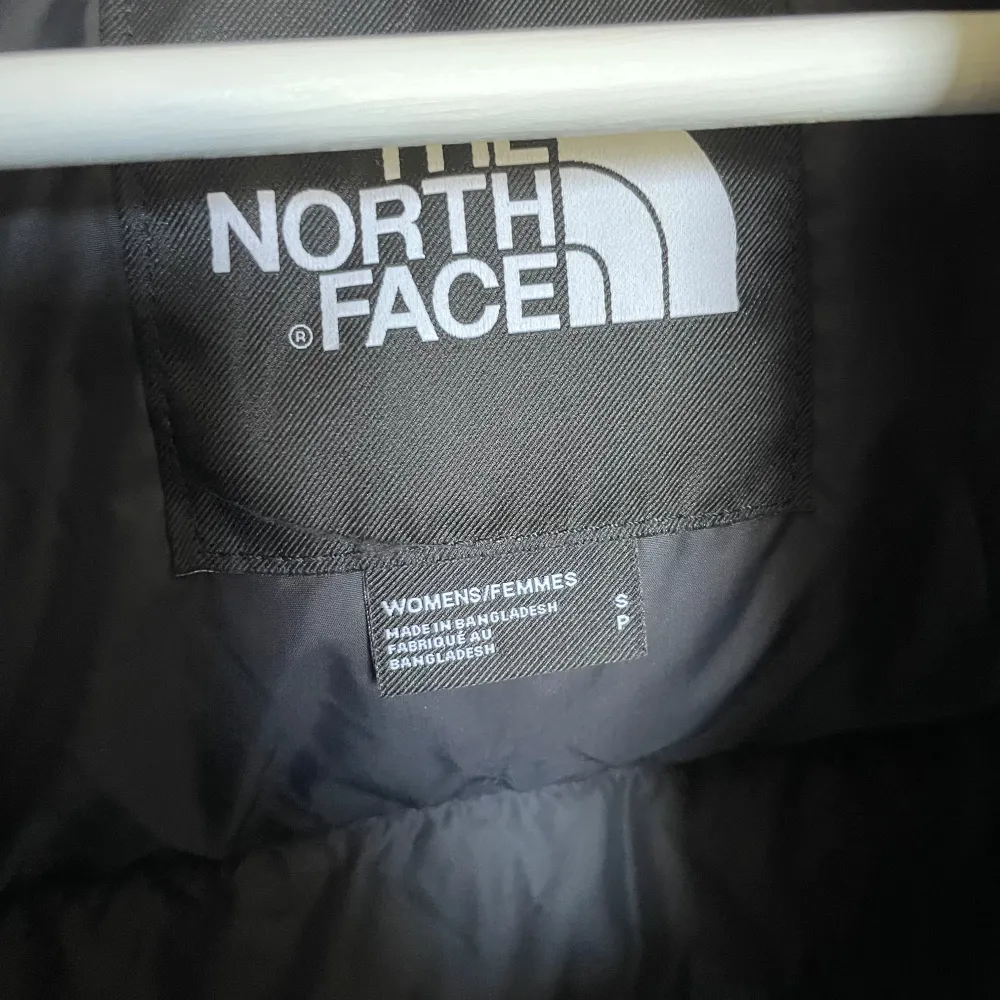 säljer en the north face jacka i storlek S då jag har köpt en annan jacka. använd under förra vintern men har inga defekter och är som ny. köptes för 3695kr. vid snabb affär kan priset diskuteras. hör av er vid frågor/fler bilder etc. 💘💘. Jackor.