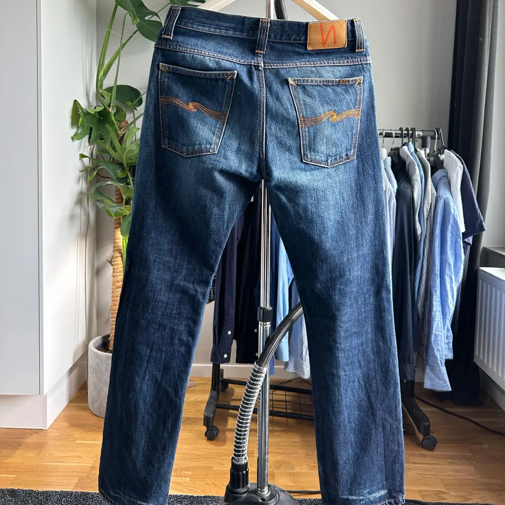 Nudie Average Joe, äldre modell. Sitter regular. Riktigt bra skick! 32/32 sitter mer som 31/32. Jeans & Byxor.