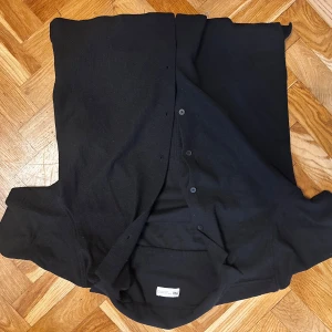 Zara skjorta  - En zara skjorta som är nästan oanvänd.