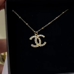 Chanel halsband - Chanel halsband med kedja som kan ställas in från 30-56 cm. Omgjort av @rework och kommer med certifikat. Givetvis äkta.