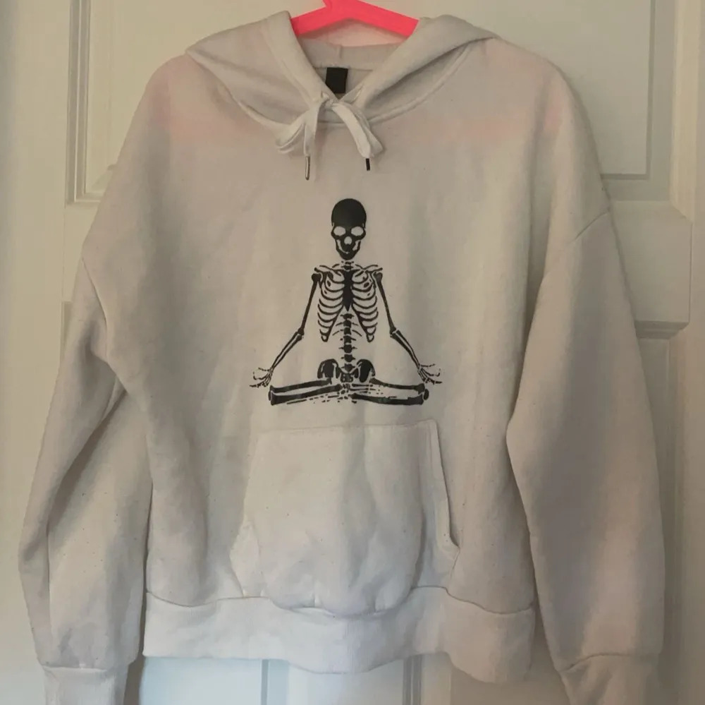 Säljer den för att den inte används, lite noppig och tunn, men skön och snygg. Hoodies.