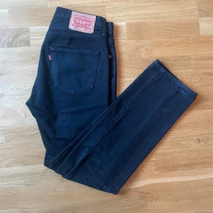 Levi’s Jeans 501 W30 L32 - Ett par svarta jeans från Levi’s | Modell: 501, klassisk straight-fit | Storlek: W30 (midja), L32 (längd) | Mycket bra skick 👍  Fler artiklar till bra pris finns på min profil!