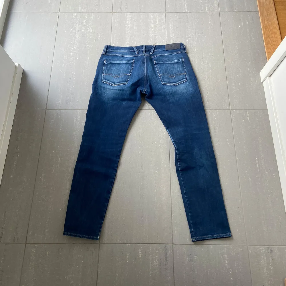 Säljer nu dessa replay Anbass Hyperflex jeans, skriv för fler bilder/frågor🙌🏼. Jeans & Byxor.