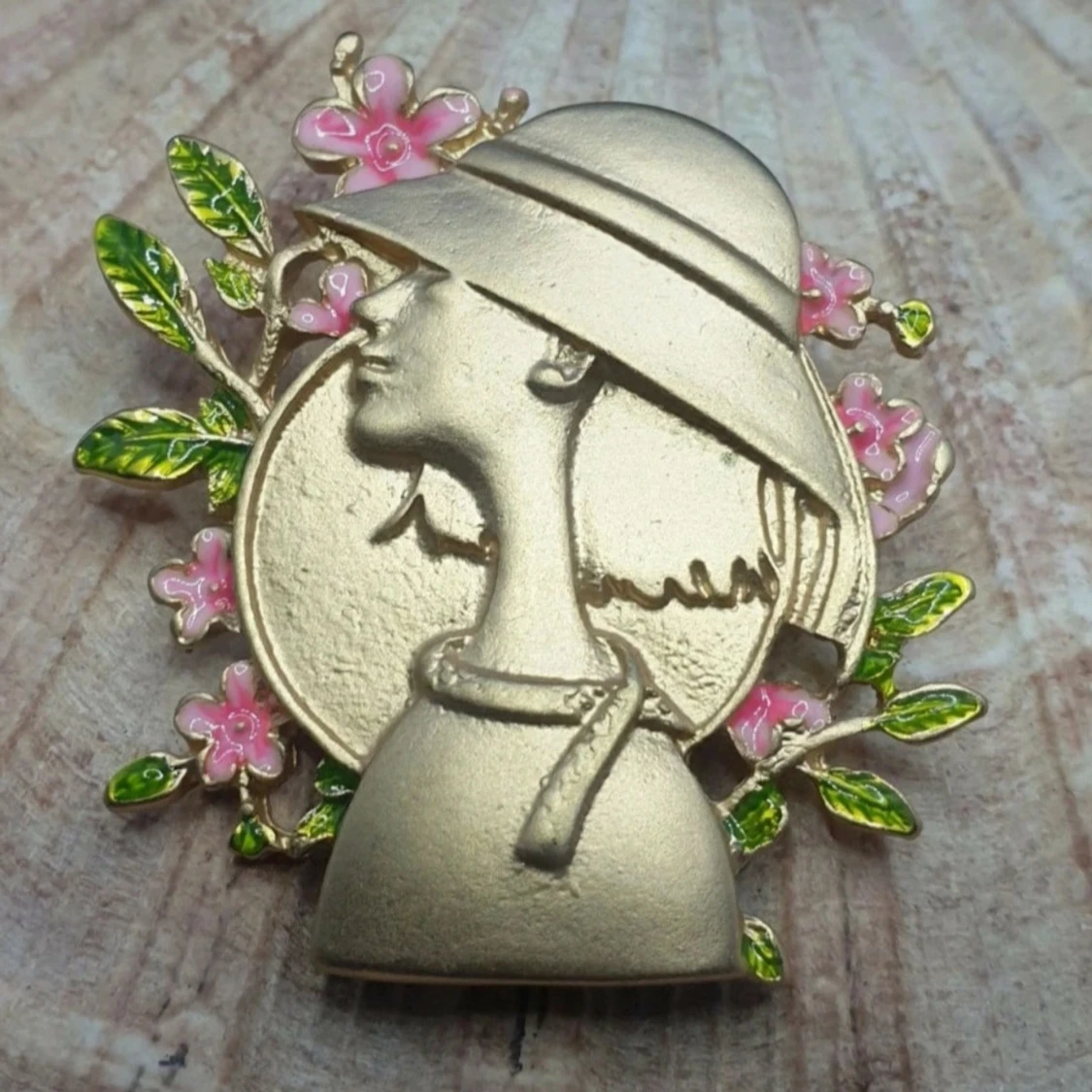 Brosch  - Kvinna i Hatt / Modelejon  - 91