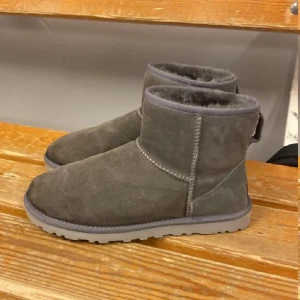 Uggs - Gråa - Säljer trendiga äkta gråa låga uggs som knappt är använd!! Supersköna och skulle säga att de passar 39-40 också!!