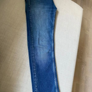 Replay Jeans  - Riktigt feta replay jeans med skön tvätt, modellen heter grover vilket är lite lite ”pösigare” än anbass modellen. De är nästan helt oanvända och ser sprillans ut och de är 31/32 i storlek,  vilket passar mig som är 184 perfekt. Tar emot byten.