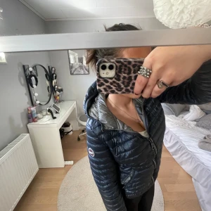 Höst/vår jacka från Colmar  - Jätte fin glansig mörkblå dun jacka från Colmar. Köptes förra våren från Boozt.com men är väl omhändertagen. Jackan passar S-M. Skriv för funderingar eller annat💖