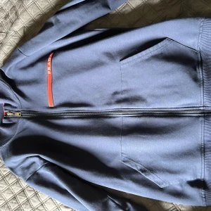 Prada zip - Tröja som ny sitter mer som S