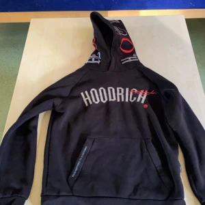 Hoodrich hoodie - Hoodrich hoodie änvånd 2 gngr 10/10 skick skriv om du är intresserad. Pris kan diskuteras.