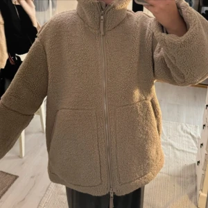 Hm teddyjacka - as mysig teddyjacka från hm💕💕finns inte att köpa längre💕💕obs går inte ner i pris!!