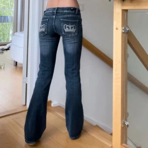 Lågmidjade vintage jeans😍 - Säljer dessa assnygga lågmidjade vintage jeans😍 liknande Victoria beckham jeans, skriv vid fler frågor🤗 storlek 36 men passar mig som har 32/34💕 slitna längst ner vid fötterna då de är lite långa på mig