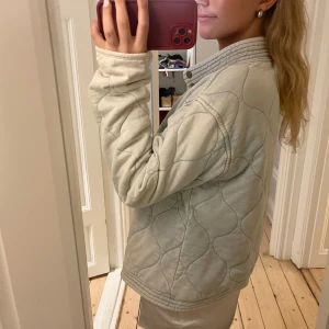 Ljusblå jacka  - Säljer min supersnygga jacka, den är från en butik i usa som heter ”z supply”. Den är i ett material som är super mjukt men ser nästan ut som jeans. Den är så skön och perfekt passform! 