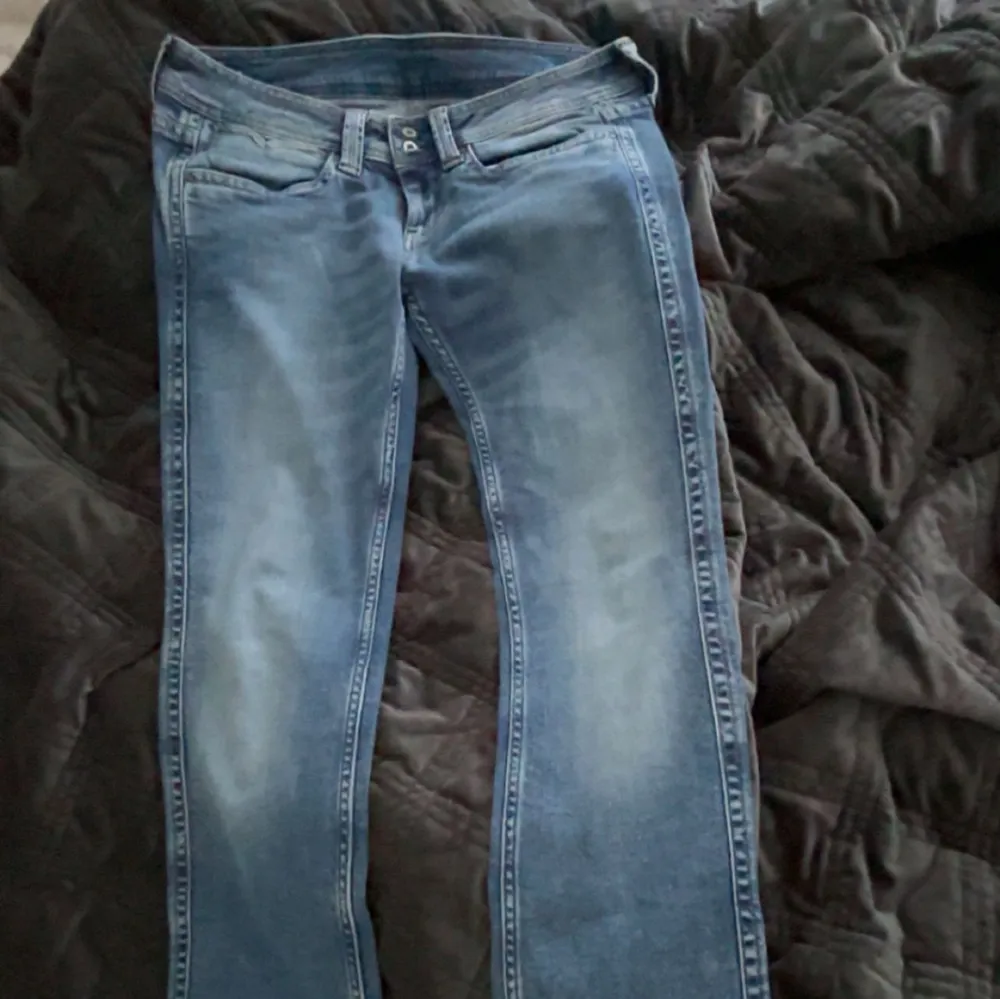 Hejj, säljer mina pepe jeans som jag köpte på plick, de var lite för stora på mig så jag tänkte sälja dem! 🥰. Jeans & Byxor.