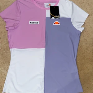 Ellesse och Gant t-shirt, stl M - •Ellesse t-shirt ”Brida Tee”, storlek M.  Helt ny med etikett kvar. Denna modell är helt slutsåld! Pris: 250 kr •GANT Women's D2 Coat of Arms SS T-Shirt,storlek M. Endast använd 2 gånger. Pris: 150 kr Paketpris för båda: 350 kr