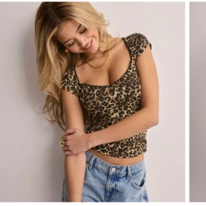 Leopard t shirt - Säljer denna eftertraktade leopard topp då jag inte tycker att den passar min stil❣️ Använd några få gånger men som ny i skick. Slutsåld vad jag vet om. Storlek XXS men passar de mesta där emellan