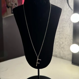 Maria Nilsdotter halsband silver  - Säljer mitt trendiga och populära halsband från Maria Nilsdotter. Silver med initialen F. Kedjan är i 925 och halsbandet har inga defekter. Ord-pris är 1895:- och är 50cm (box tillkommer) ❤️ Använd gärna KÖP NU 💋