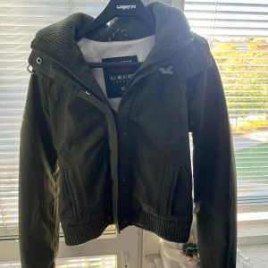 Jacka från hollister - Säljer mina jacka från Hollister i xs knappt använd!