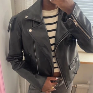 Skinn jacka - Snygg och stilren skinnjacka ifrån Zara 