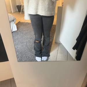 Jeans från Gina storlek 34, säljer då de är lite långa på mig. Midjemåttet rakt över är 35cm och innerbenslängden 83cm🫶🏻