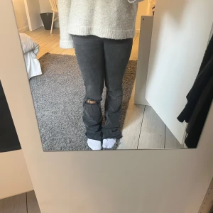 Jeans - Jeans från Gina storlek 34, säljer då de är lite långa på mig. Midjemåttet rakt över är 35cm och innerbenslängden 83cm🫶🏻